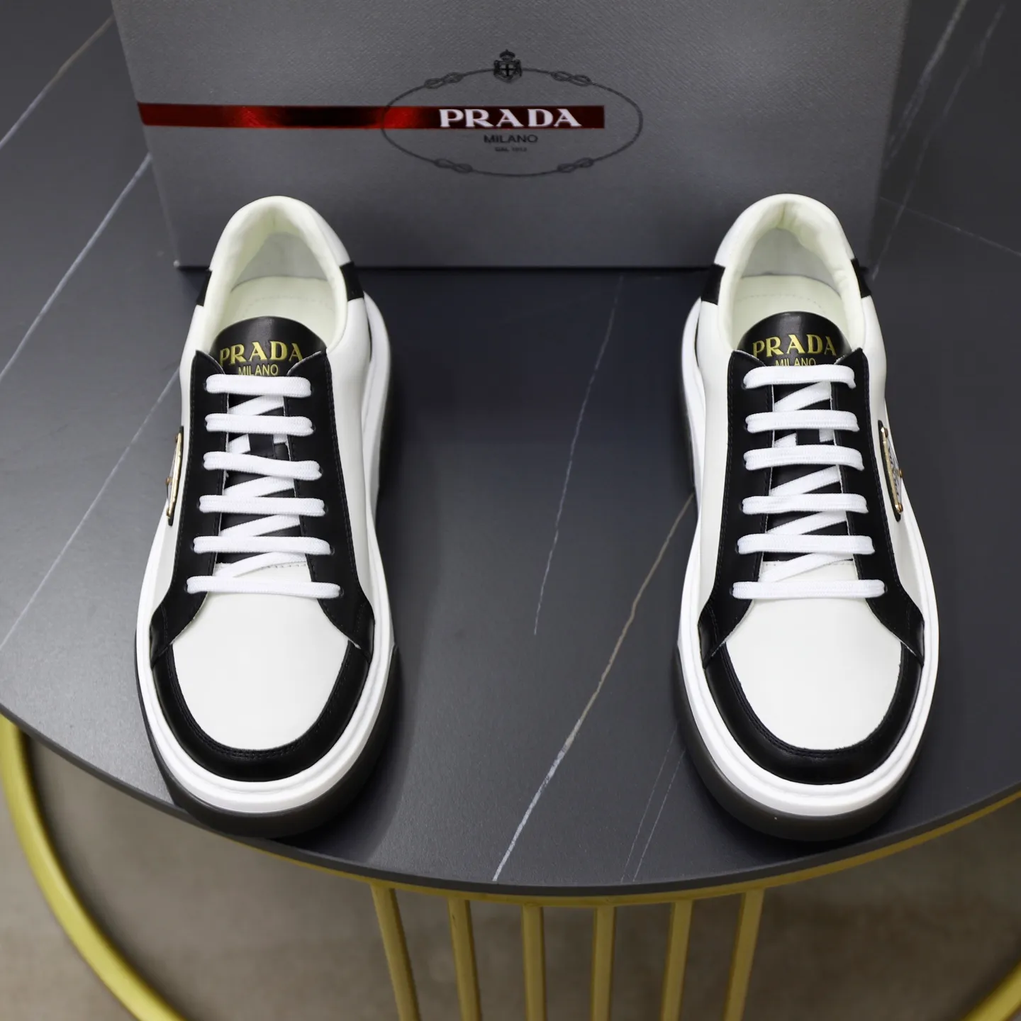 Factory price: 720💰Top original order Brand: PRADA (Prada) Standard code: Men's size 38/44 (45 can be customized) Grade: Same as the official website Material: Original cowhide stitching imported cowhide lining Original combination two-color wear-resistant soft outsole Style category: Leisure and sports version Young fashion European and American trend British style Color: Actual picture color